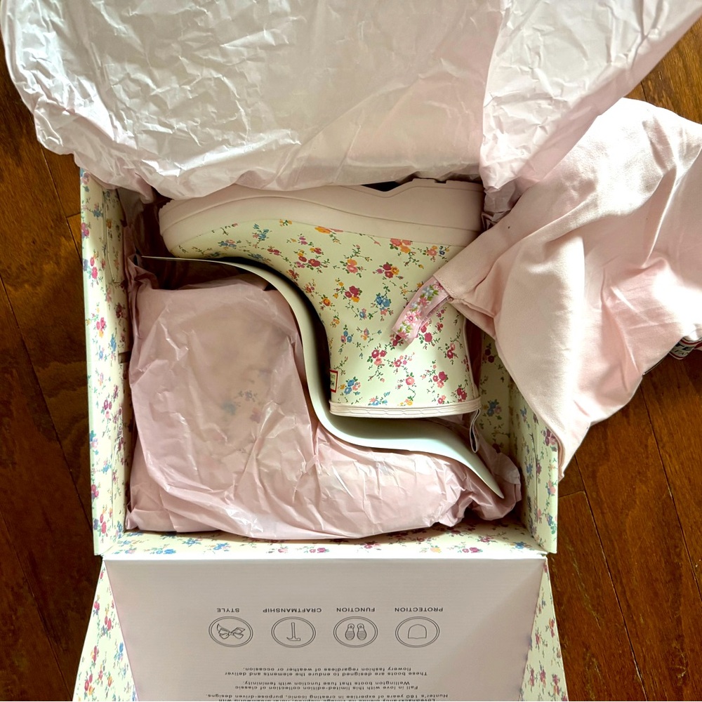 New women’s LoveShackFancy X Hunter Ivory Floral short play rainboot Size 7